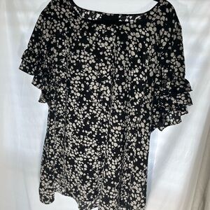 Lane Bryant Size 24 Women's White Blob/Dots T-shirt Black and Ruflled Sleeves